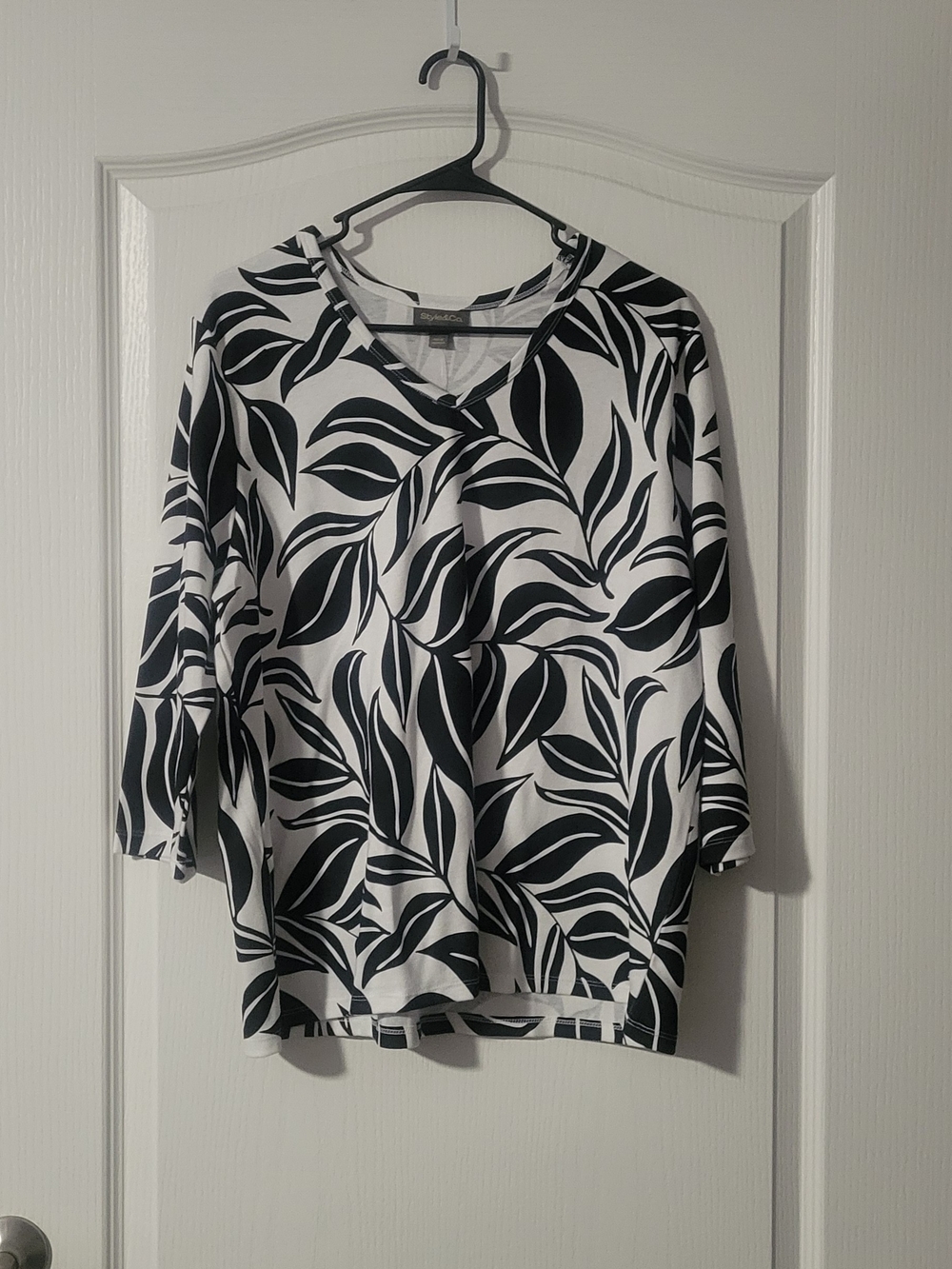 Women's Black & White Leaf Print V-Neck Top